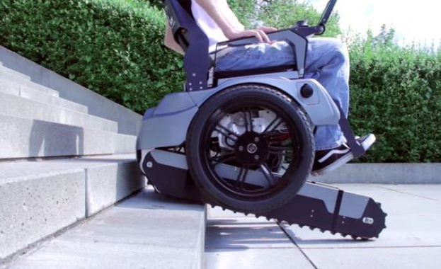 Създадоха инвалиден стол, който изкачва стълби