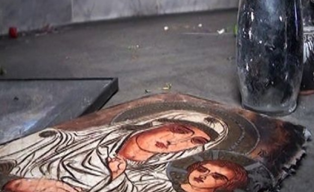 Вежди Рашидов подари икона на подпаления параклис край Сопот