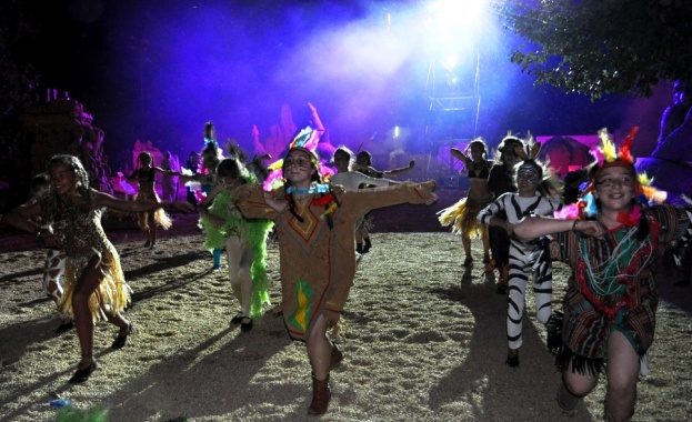 Каубои, индианци и бедуини посрещнаха първите посетители на Пясъчния фестивал в Бургас 
