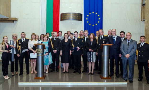 Служители в МВР получиха отличия навръх  професионалния си празник