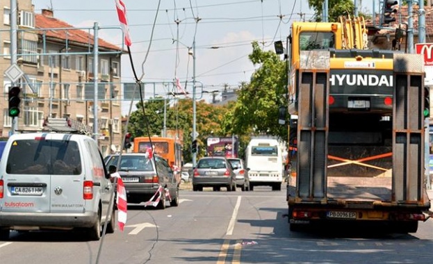 Влекач смъкна 2 км тролейбусни жици в Пловдив
