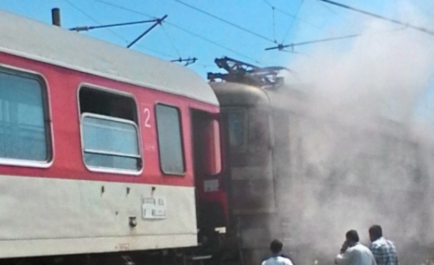 Влак горя край Каменец