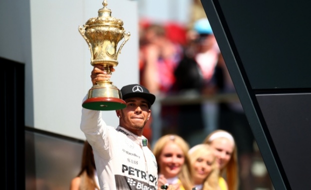 Люис Хамилтън спечели любимата си купа - от Гран при на Великобритания