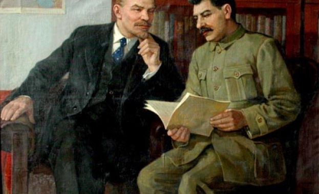 Двойници на Сталин и Ленини се сбиха в центъра на Москва 