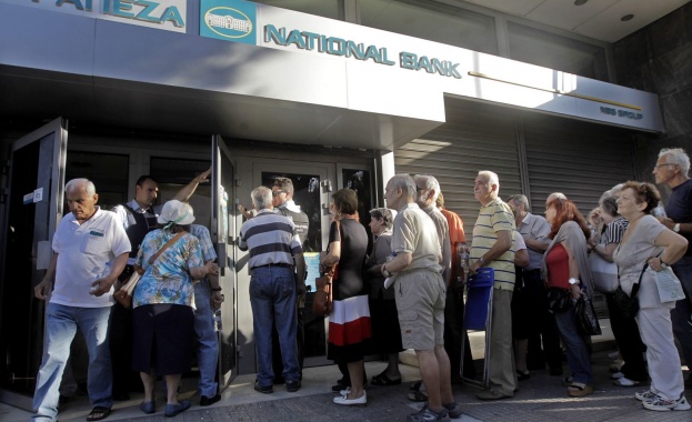 Гърция разпродава банките в България