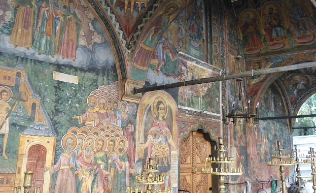 В Троянския манастир реставрират уникални стенописи