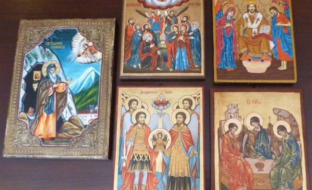 НИМ дари пет икони на параклиса в Сопот