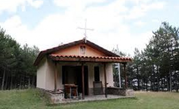 Жителите на Сопот възстановиха опожарения от вандали параклис