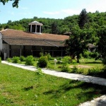 Синко, качи в стаята на Преподобна, нещо ще ти се даде...