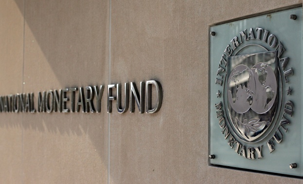 МВФ понижи прогнозата за световната икономика и предупреди за финансово напрежение в Европа