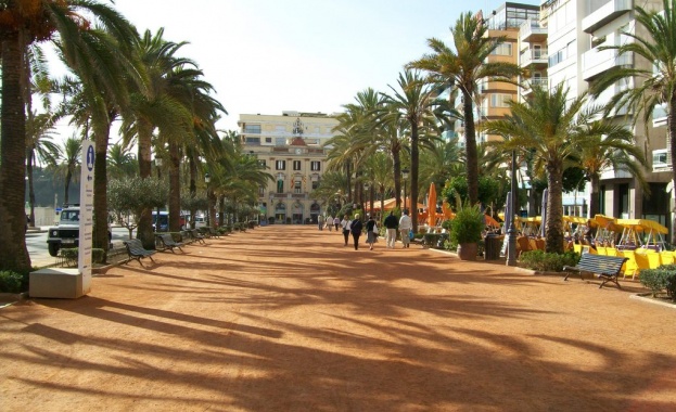 Изоставените от туроператор в Испания деца са настанени в хотел