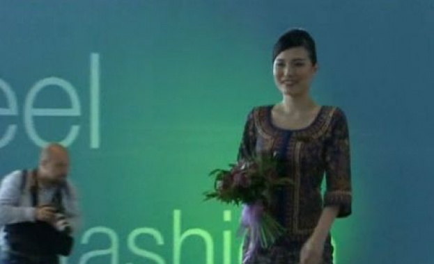 Стюардеси се качиха на модния подиум с шикозни униформи