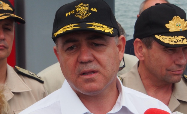 Каквото и да отнемат на военния министър, все ще е малко