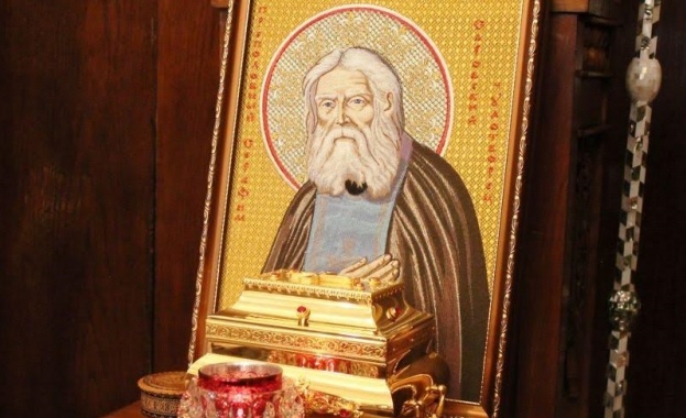 Излагат за поклонение мощите на преп. Серафим Саровски, дар от Руската православна църква