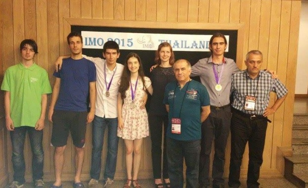 С два сребърни и един бронзов медал с иидват младежите от Международната олимпиада по математика 