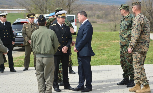 Б. Ноев: Зависимостта от Русия във военната област е не оръжейна, а просто българска