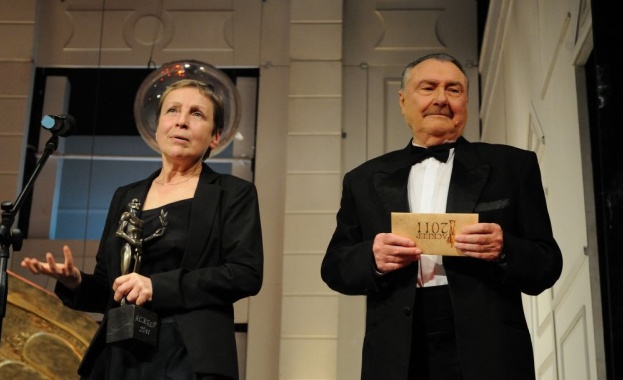 Театрите станаха еднотипни, защото пета година гонят само брой зрители