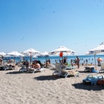 Соларни чадъри зареждат мобилни устройства на централния плаж във Варна