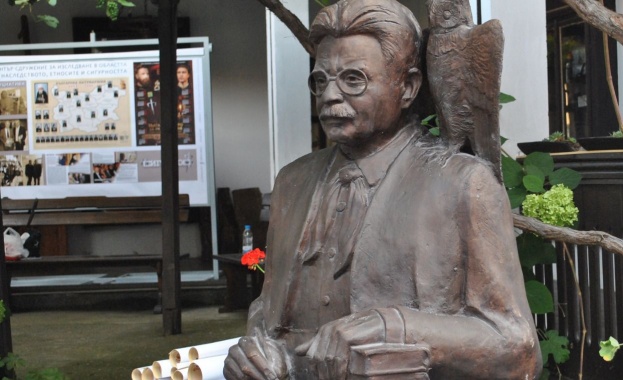 Нобеловият лауреат Елиас Канети вече има паметник в родния си Русе