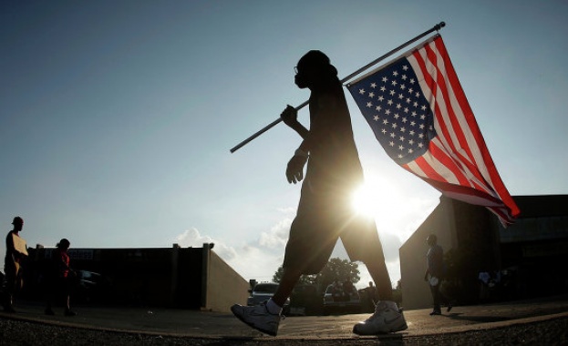 Майкъл Мур с нов филм за САЩ „Къде ли да нахлуем?“