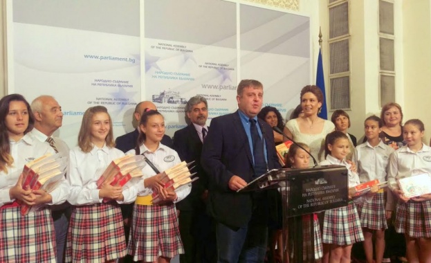 Каракачанов и „Азбукари“ представиха образователна игра по история