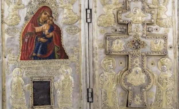 Излагат за поклонение чудотворната икона на св. Богородица Козница, в която са вградени мощите на четирима светци 