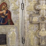 Излагат за поклонение чудотворната икона на св. Богородица Козница, в която са вградени мощите на четирима светци 