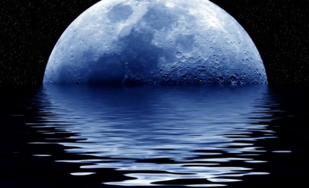 Синя луна напълни плажовете