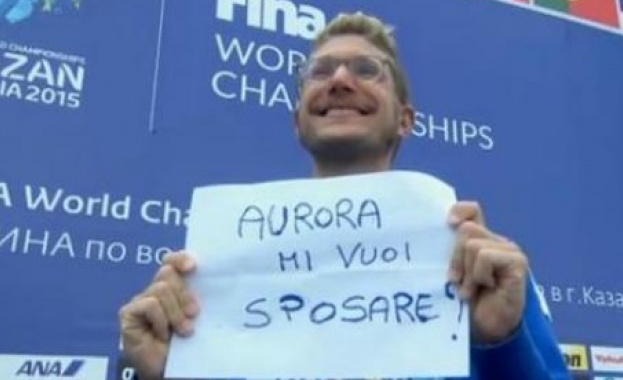 Италиански плувец предложи брак на половинката си от почетната стълбичка 