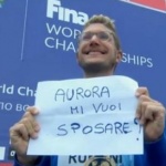 Италиански плувец предложи брак на половинката си от почетната стълбичка 