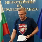Москов се появи на брифинг с тениска на "Арсенал" в чест на победата срещу "Челси"