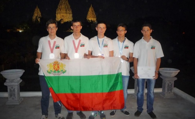 Отборът ни по астрофизика се прибира с три медала от Международната олимпиада в Индонезия 