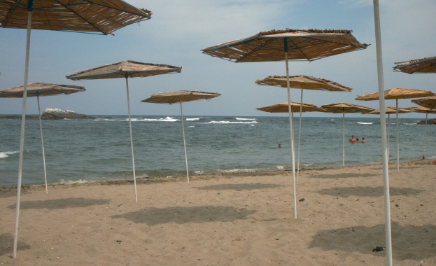 Отнемат концесиите на три плажа по морето заради платените чадъри