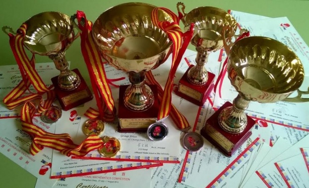 Математици от Бургас донесоха осем медала и купи от международно състезание в Китай