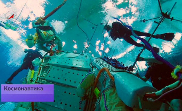 Как астронавтите се подготвят да излязат в открития Космос