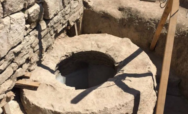 Терминът „жива вода" не съществува в Закона за водите, нито в Наредбата за бутилираните води