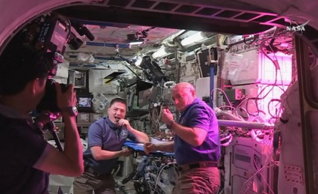 Sky: докато руснаците почистваха МКС, американците хапваха космическа салата