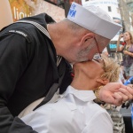 Прочутата целувка от края на Втората световна възкръсва на Times Square
