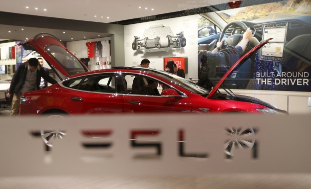 Tesla Motors започва тестове на функция за автопилот