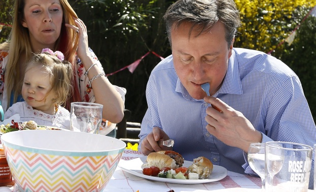 Дейвид Камерън лети с нискотарифен самолет, хапва снакс