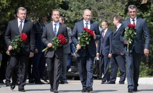Путин и Медведев посетиха мемориала Малахов курган и почетоха паметта на защитниците на Севастопол Путин и Медведев посетиха мемориала Малахов курган и почетоха паметта на защитниците на Севастопол