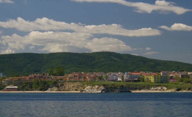 В Лозенец приемат забраната за къпане като целенасочена атака срещу туризма в селото