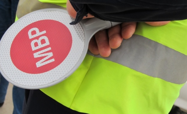 Очарователна депутатска глупост: Да вземат книжка за летни гуми през зимата	