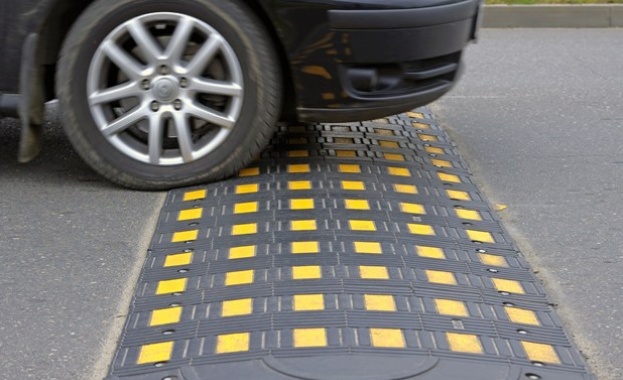 Легнали полицаи и камери срещу гонките в Ловеч