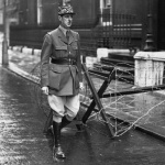 Политиката е твърде сериозно дело, че да го доверяваме на политиците