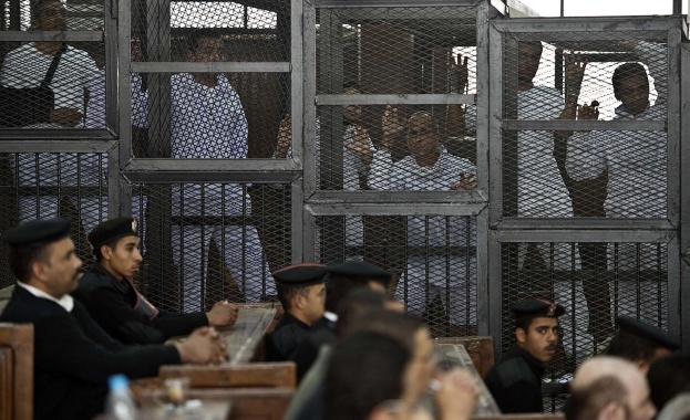 Три години затвор за журналисти на Al Jazeera в Египет