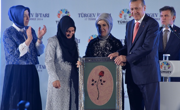 Айсен Гюрджан – първият турски министър с хиджаб