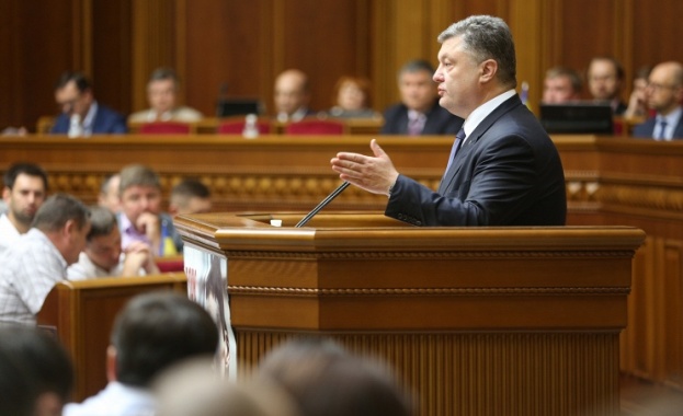 Украинският парламент прие поправки в конституцията за децентрализацията на фона на масови протести