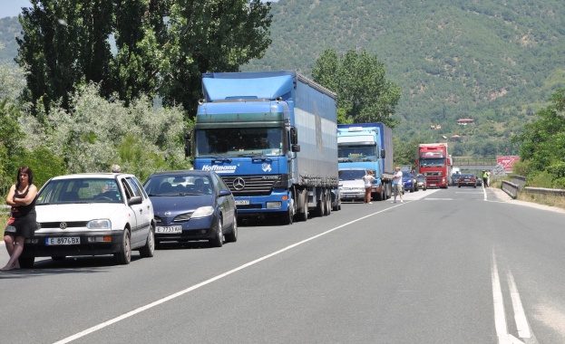 Движението по участък от пътя Симитли-Разлог-Гоце Делчев е временно затруднено