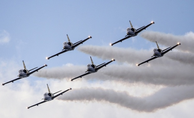 Спиращо дъха заключително шоу на авиосалона МАКС-2015